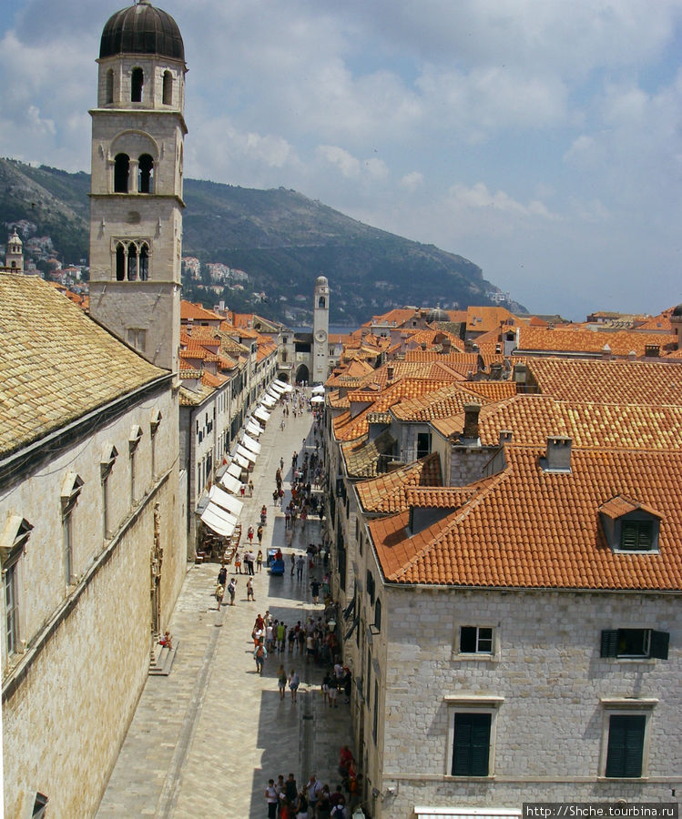 А теперь по порядку обходим город против часовой стрелки. Главная ) насыпная) улица города. Дубровник, Хорватия