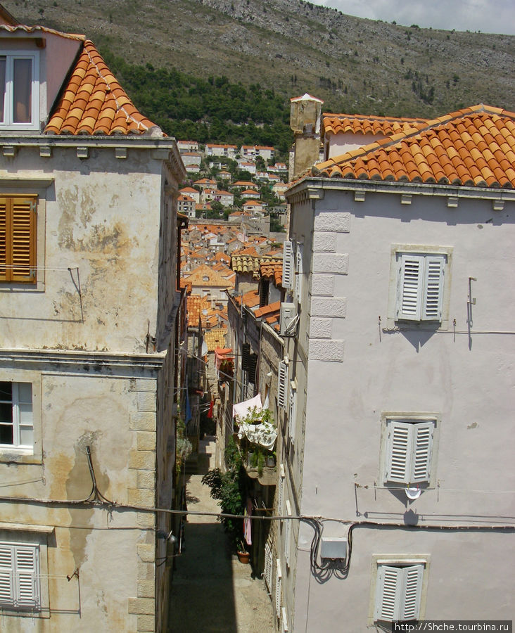 Справа — море, а слева жилые кварталы и улицы, больше напоминающие ущелья. Дубровник, Хорватия