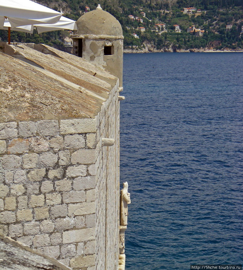 одна из скульптур св. Влаха — защитника города, смотрит прямо в море Дубровник, Хорватия