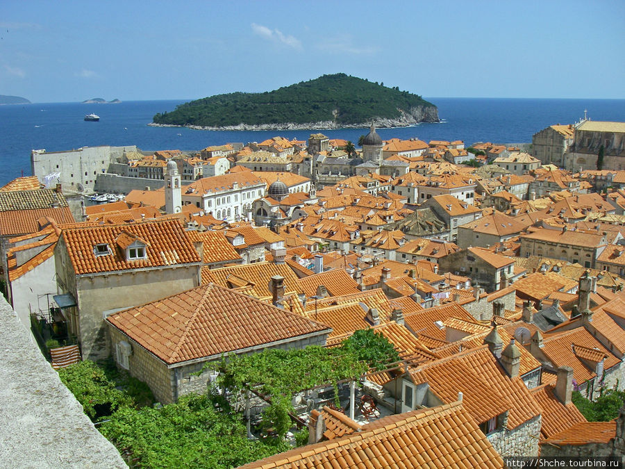 вид с подножия самой высокой башни ( вид с самой башни — фото 1) Дубровник, Хорватия