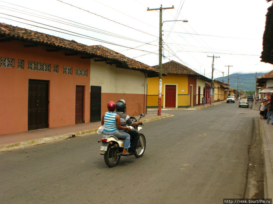 Город поддерживает яркие краски фасадов Никарагуа