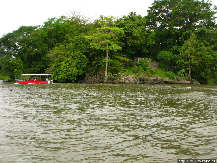 Лучший способ провести время в Гранаде — нанять лодочку для путешествия по Никарагуанской Рублевке — Las Isletas, Островкам. Никарагуа