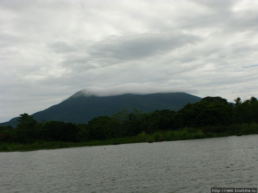 Когда-то вулкан Момбахо, возвышающийся над Гранадой, взорвался... Никарагуа