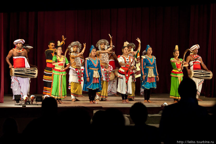 В конце выступления, танцоры выходят на сцену и поют ... гимн. Туристам рекомендуется встать. Канди, Шри-Ланка