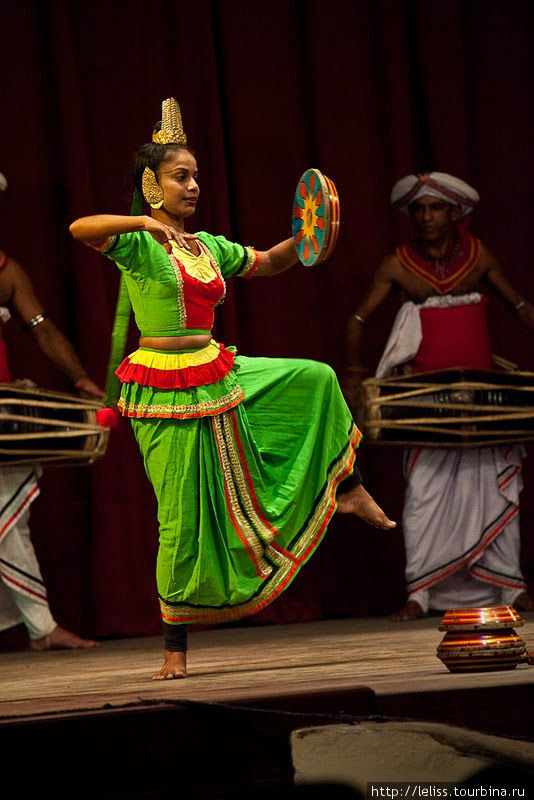 Это безумно красивый танец с деревянными дисками: Канди, Шри-Ланка