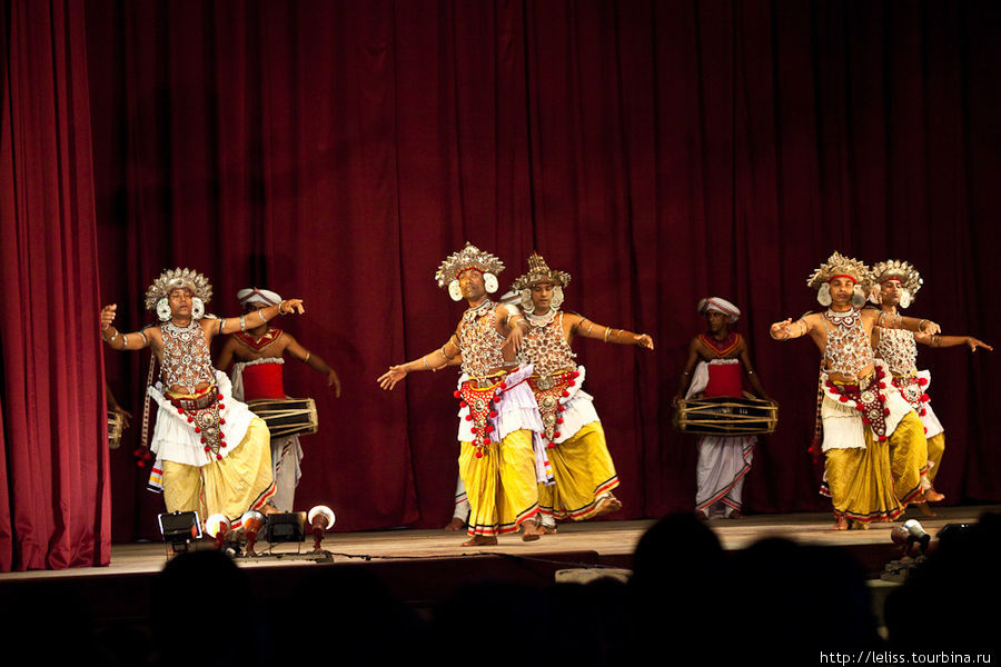 Танец в национальных костюмах: Канди, Шри-Ланка