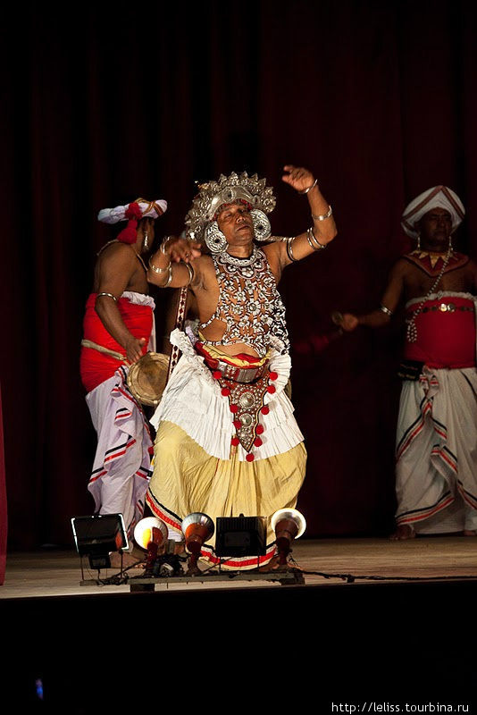 Народные танцы Шри Ланки и выступление глотателей огня. Канди, Шри-Ланка