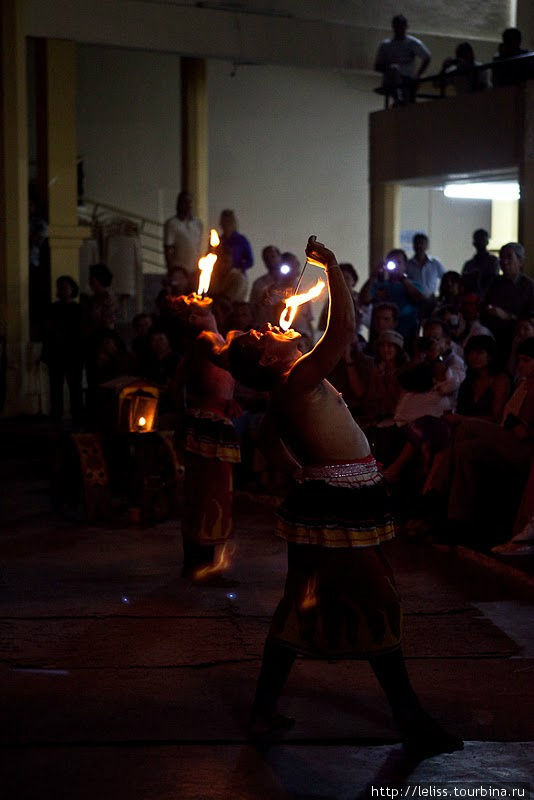 Народные танцы Шри Ланки и выступление глотателей огня. Канди, Шри-Ланка