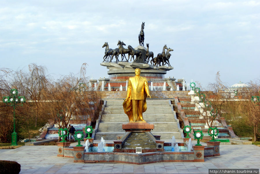 Золотая статуя Ниязова на фоне алхетекинских скакунов в парке 10-летия независимости Туркменистана Ашхабад, Туркмения
