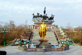 Золотая статуя Ниязова на фоне алхетекинских скакунов в парке 10-летия независимости Туркменистана