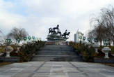 Алхетекинские скакуны в парке 10-летия независимости Туркменистагна в Ашхабаде