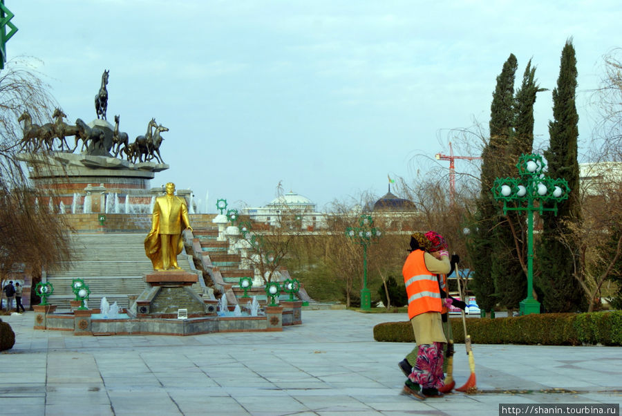 В парке 10-летия независимости Туркменистана в Ашхабаде Ашхабад, Туркмения
