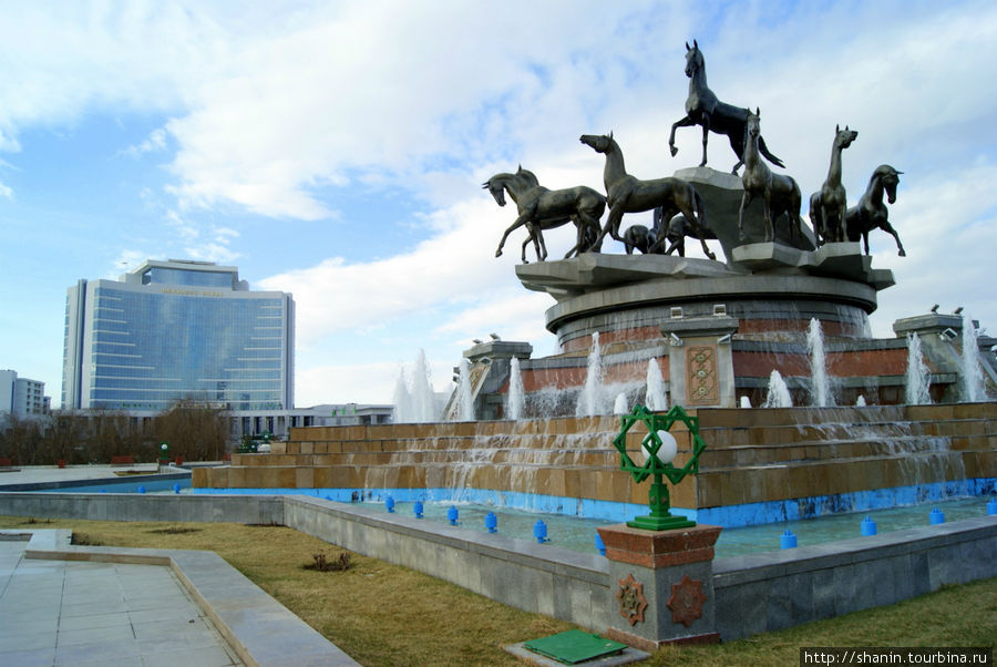Алхетекинские скакуны в парке 10-летия независимости Туркменистагна в Ашхабаде Ашхабад, Туркмения