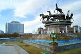 Алхетекинские скакуны в парке 10-летия независимости Туркменистагна в Ашхабаде