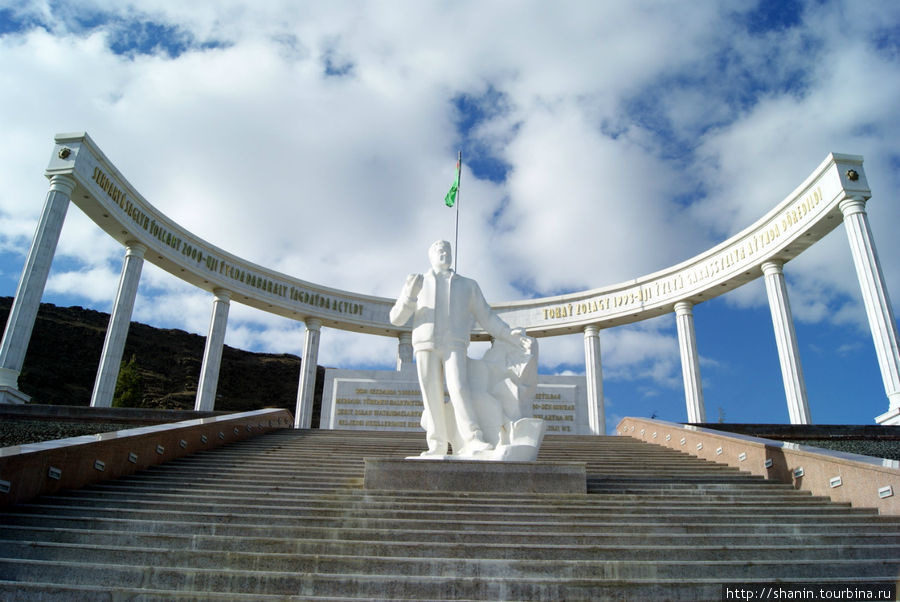 Памятник жертвам Ашхабадского землетрясения 1948 года у начала тропы здоровья Ашхабад, Туркмения