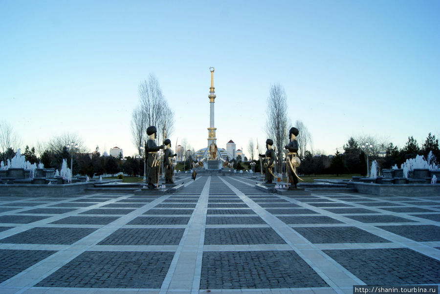 Сумерки в парке Ашхабад, Туркмения