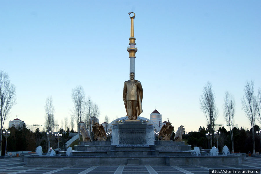 Сумерки в парке Ашхабад, Туркмения