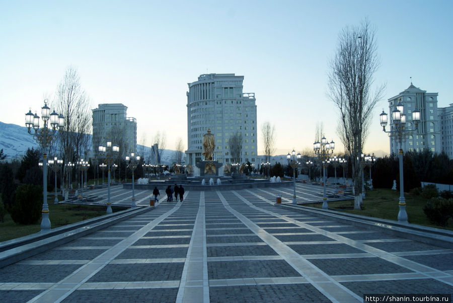 Сумерки в парке Ашхабад, Туркмения