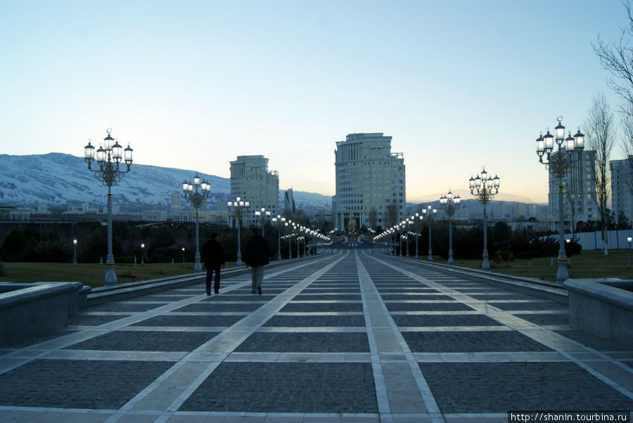 Сумерки в парке Ашхабад, Туркмения