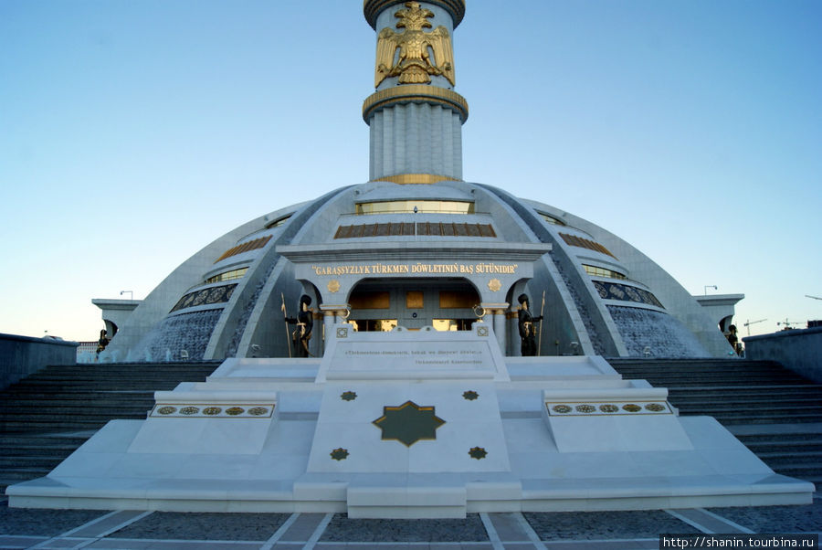 Сумерки в парке Ашхабад, Туркмения