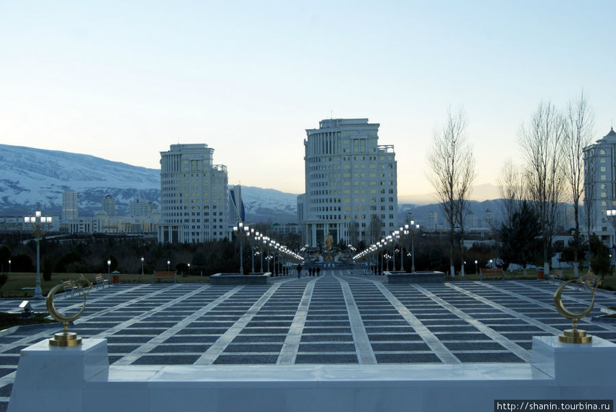 Сумерки в парке Ашхабад, Туркмения