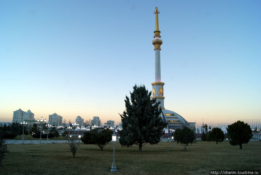 Сумерки в парке Ашхабад, Туркмения