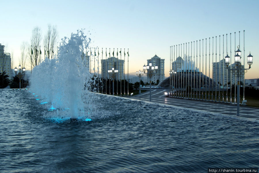 Сумерки в парке Ашхабад, Туркмения