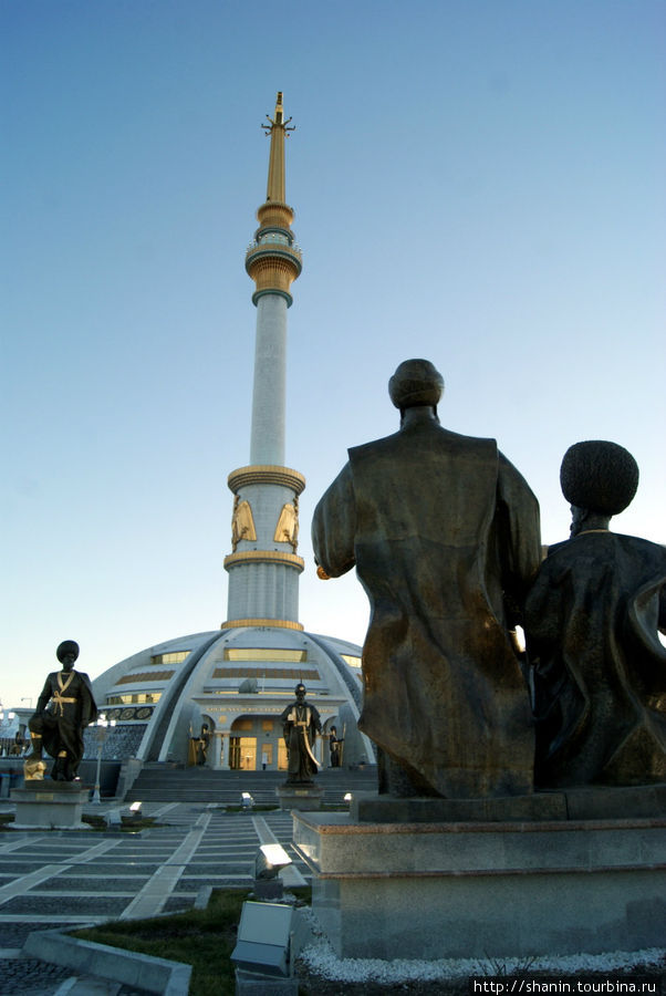 Сумерки в парке Ашхабад, Туркмения