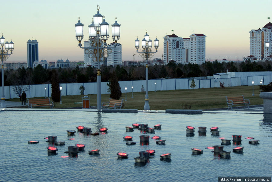 Сумерки в парке Ашхабад, Туркмения