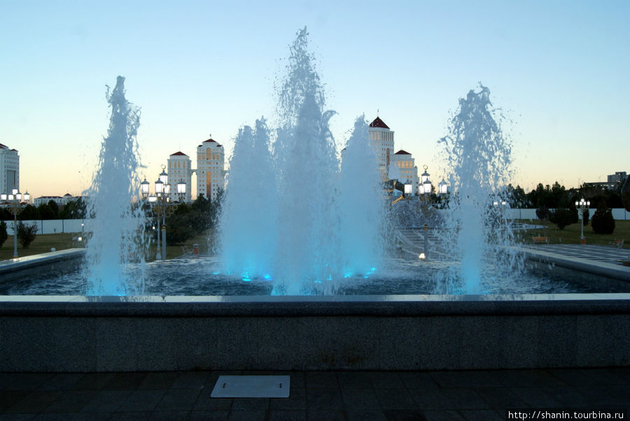 Сумерки в парке Ашхабад, Туркмения