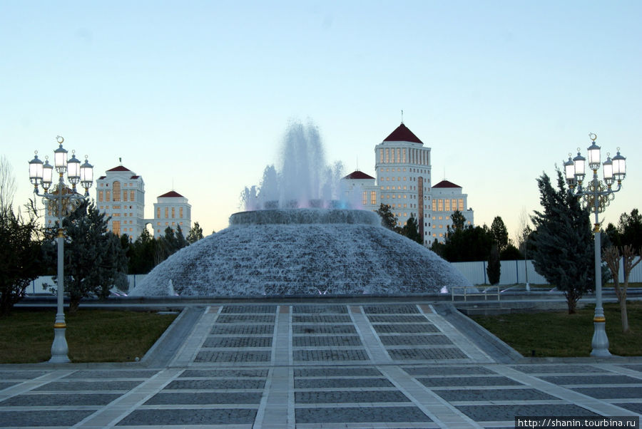 Сумерки в парке Ашхабад, Туркмения