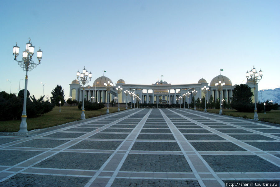 Сумерки в парке Ашхабад, Туркмения