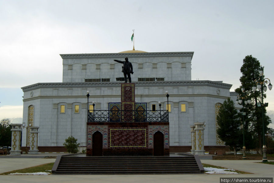 Памятник Ленину у театра имени Махтумкули в Ашхабаде Ашхабад, Туркмения