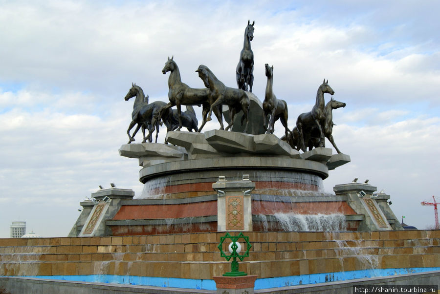 Памятник алхетикинским скакунам в парке 10-летия независимости Тукркменистана Ашхабад, Туркмения