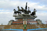 Памятник алхетикинским скакунам в парке 10-летия независимости Тукркменистана