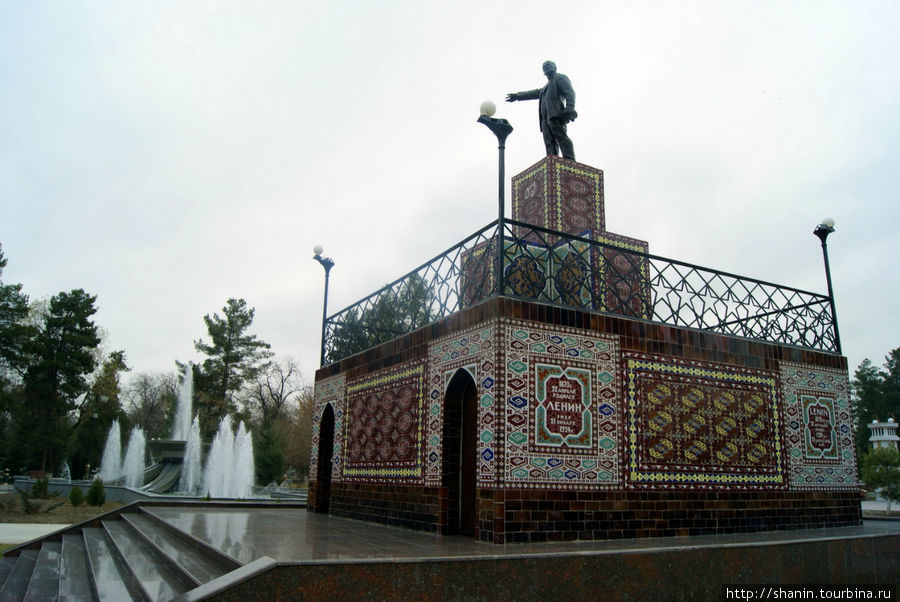Памятник Ленину в Ашхабаде Ашхабад, Туркмения