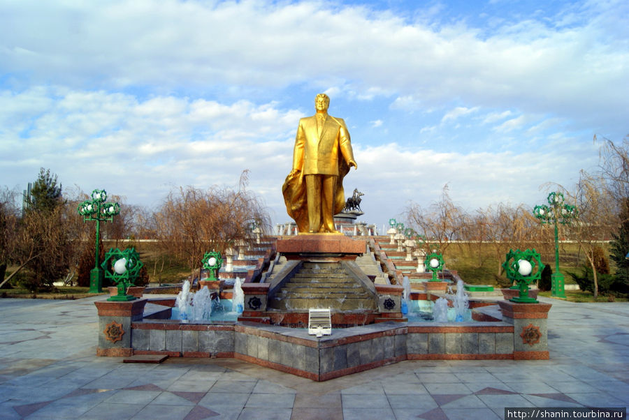 Золотая статуя Спарамурата Ниязова Туркменбаши Великого в парке 10-летия Туркменистана Ашхабад, Туркмения