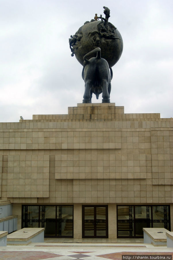 Памятники - старые и новые Ашхабад, Туркмения