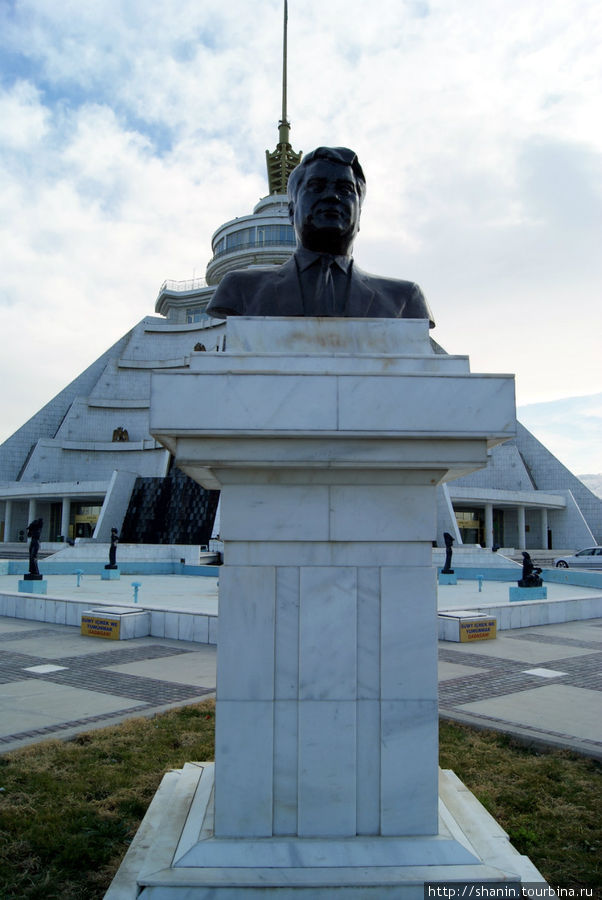 Пирамида - торговый центр Ашхабад, Туркмения