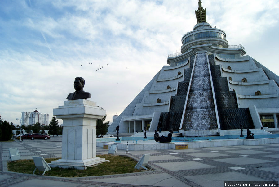 Пятиножка в Ашхабаде Ашхабад, Туркмения