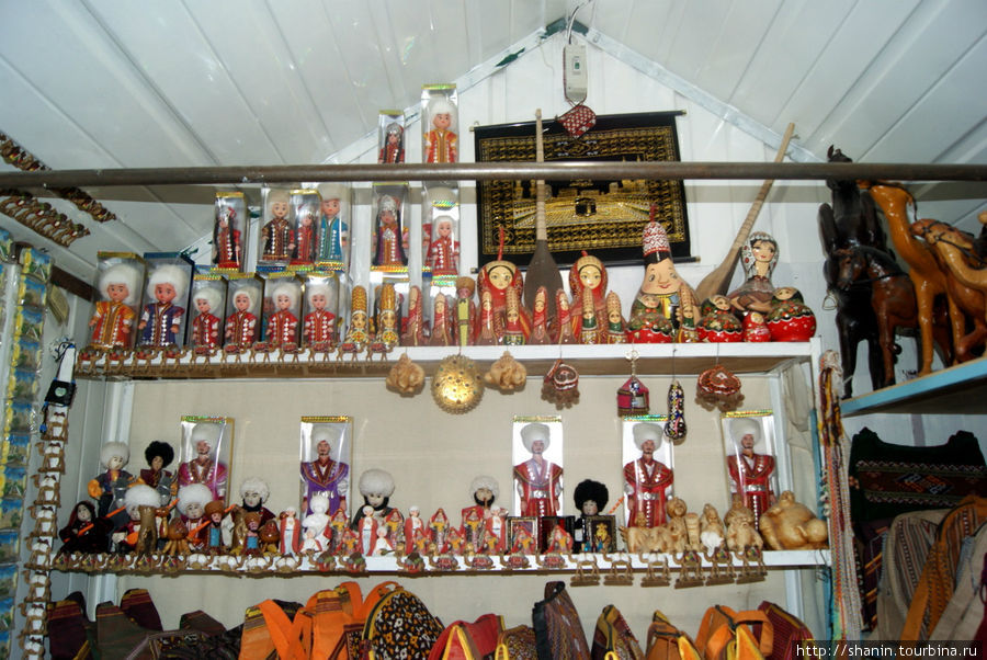 На рынке Колпетдаг в Ашхабаде продают сувениры Ашхабад, Туркмения