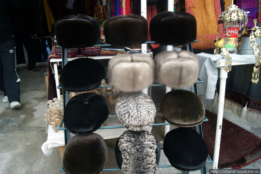 На рынке Колпетдаг в Ашхабаде продают шапки-ушанки Ашхабад, Туркмения