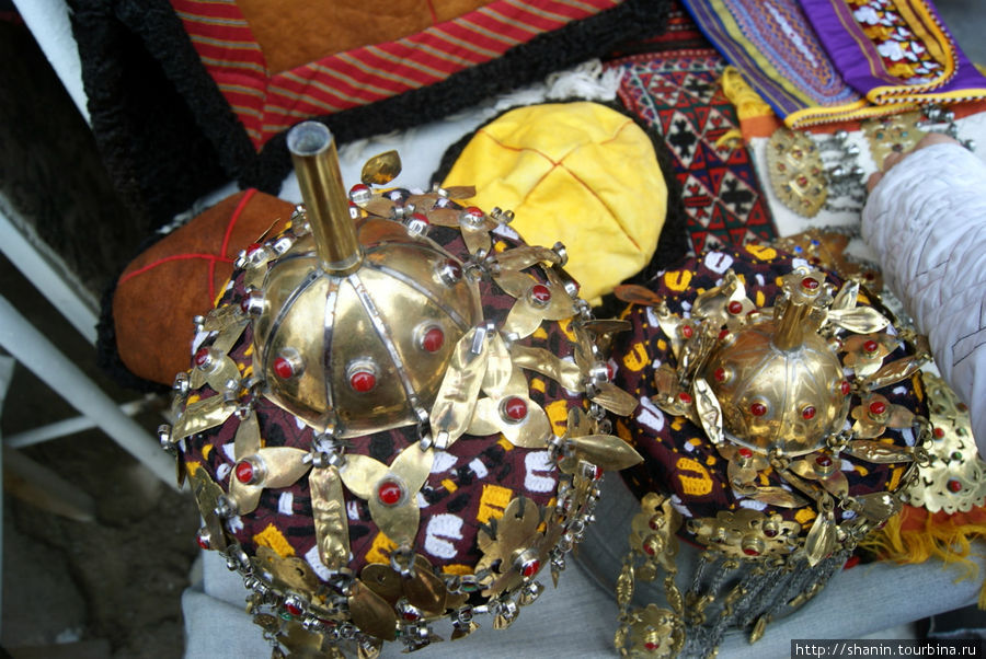 На рынке Колпетдаг в Ашхабаде продают туркменские национальные украшения Ашхабад, Туркмения