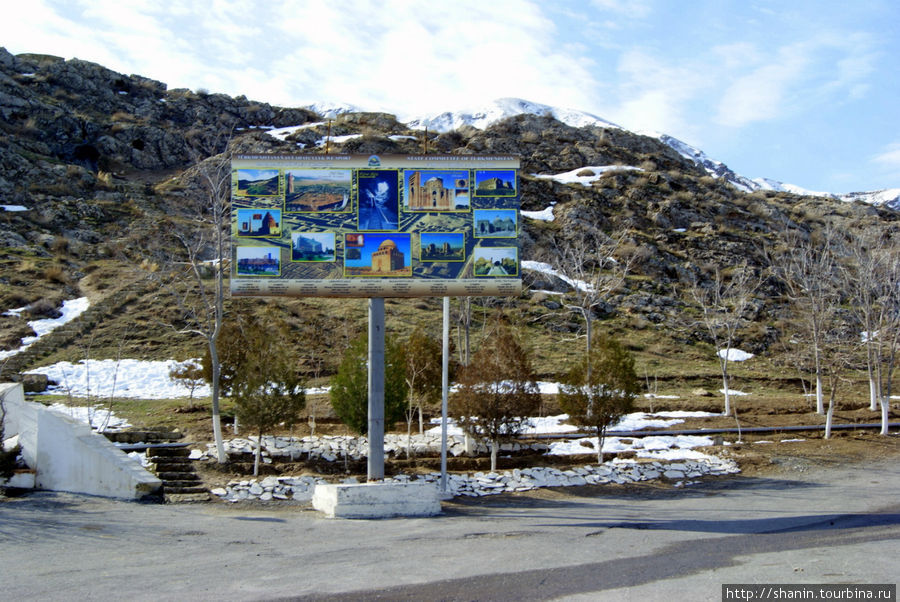У входа в Бахарденскую пещеру Ахалский велаят, Туркмения