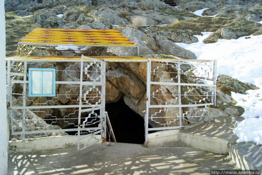 У входа в Бахарденскую пещеру Ахалский велаят, Туркмения