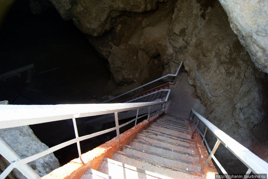 Начало спуска в Бахарденскую пещеру Ахалский велаят, Туркмения