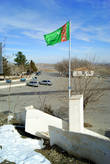 Туркменский флаг у Бахарденской пещеры