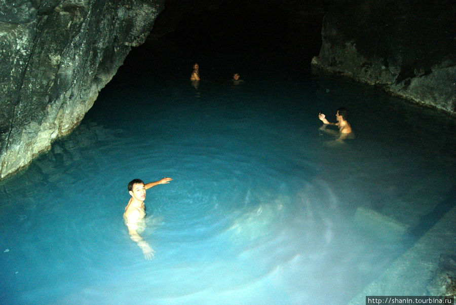 Внутри Бахарденской пещеры есть озеро с теплой водой Ахалский велаят, Туркмения