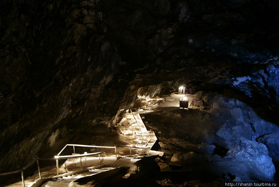 Внутри Бахарденской пещеры Ахалский велаят, Туркмения