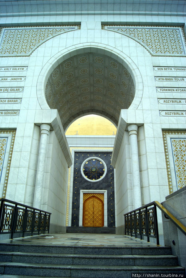 Вход в мечеть Кипчак, Туркмения